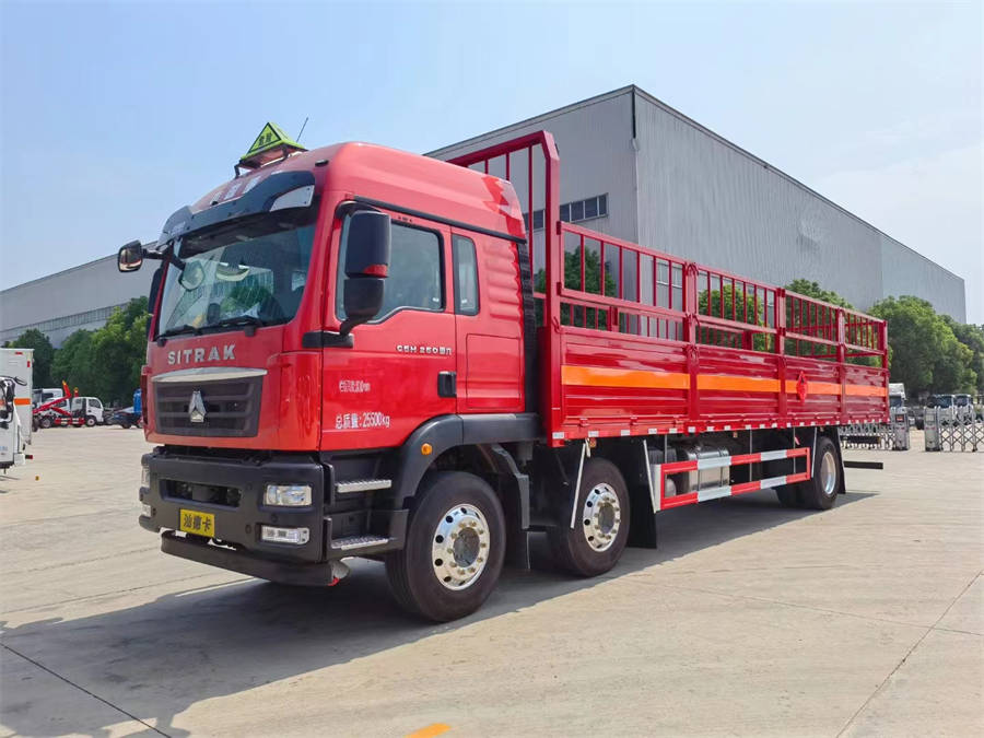 9米6重汽汕德卡氣瓶運(yùn)輸車(chē)