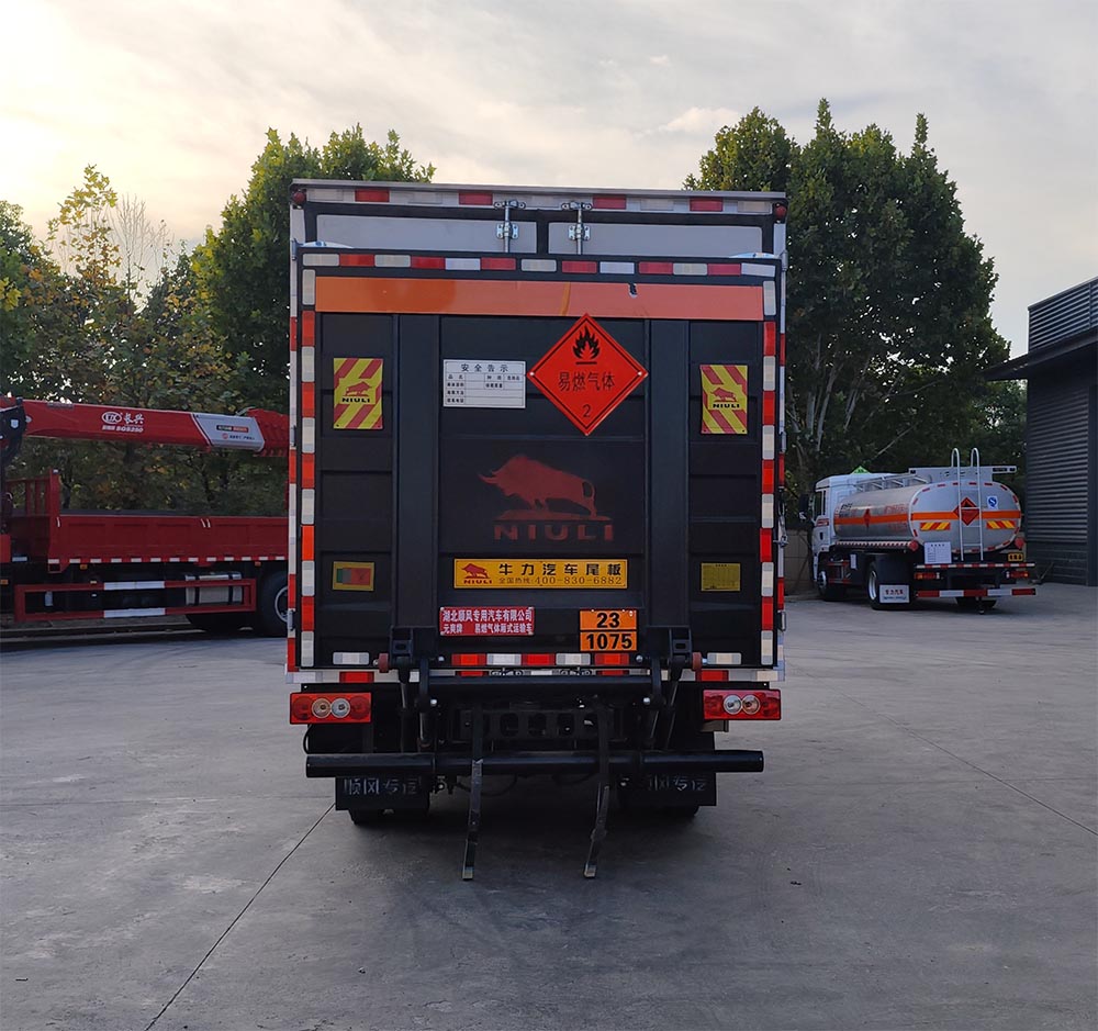 福田奧鈴M卡易燃?xì)怏w廂式運(yùn)輸車