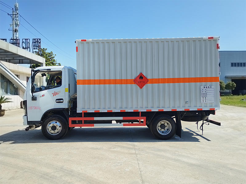 東風多利卡D6(黃牌) 易燃氣體廂式運輸車