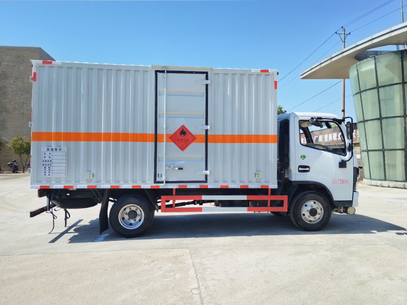 東風多利卡D6(黃牌) 易燃氣體廂式運輸車